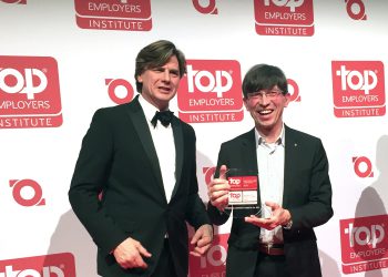 Hans Rothweiler, Top Employers Institute, überreicht die Auszeichnung an Prof. Dr. Gunther Olesch, Phoenix Contact. (v.l.n.r.). (Bild: Phoenix Contact)