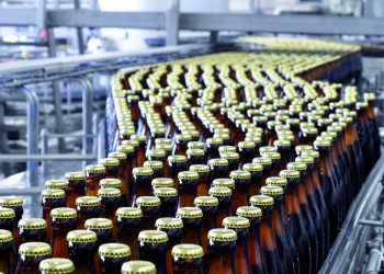 Die Dichtungen von Trelleborg Sealing Solutions sorgen dafür, dass das Bier auf sichere und hygienische Weise in Flaschen, Dosen oder Fässer gelangt. Bild: Trelleborg