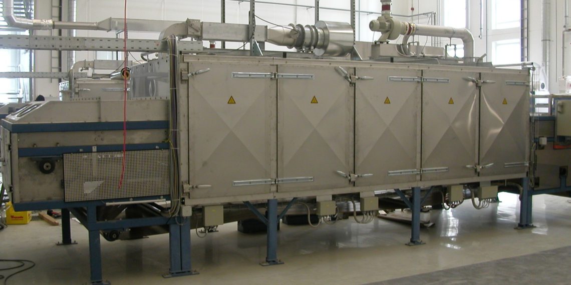 Der Innenraum des Trockners ist über die Flügeltüren leicht zugänglich und gewährleistet schnelles sowie ergonomisches Arbeiten. Bild: EL-A Verfahrenstechnik