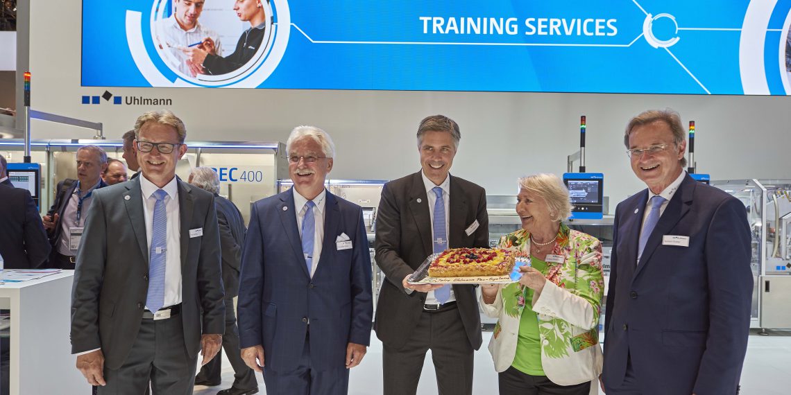 Auf der Fachmesse Achema in Frankfurt gab es im Juni überraschend einen Geburtstagskuchen zum 70-jährigen Firmenjubiläum von Uhlmann. Es freuten sich Tim Slomp (Geschäftsführer Produktion und Produktentwicklung), Siegfried Drost (Geschäftsführer Vertrieb), Tobias Uhlmann (Aufsichtsratsvorsitzender); Hedwig Uhlmann, Norbert Gruber (Vorsitzender der Geschäftsführung) (v. l. n. r.).