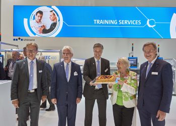 Auf der Fachmesse Achema in Frankfurt gab es im Juni überraschend einen Geburtstagskuchen zum 70-jährigen Firmenjubiläum von Uhlmann. Es freuten sich Tim Slomp (Geschäftsführer Produktion und Produktentwicklung), Siegfried Drost (Geschäftsführer Vertrieb), Tobias Uhlmann (Aufsichtsratsvorsitzender); Hedwig Uhlmann, Norbert Gruber (Vorsitzender der Geschäftsführung) (v. l. n. r.).