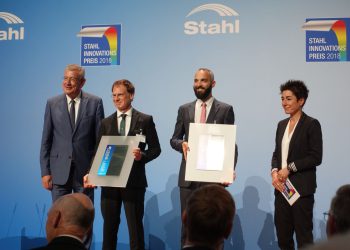 V.l.n.r.: Arndt G. Kirchhoff (Schirmherr der Veranstaltung), Gerhard Backes (Lehrstuhl DAP der RWTH Aachen), Thomas Schopphoven (Fraunhofer ILT) und Moderatorin Dunja Hayali. (Bild: Fraunhofer ILT, Aachen)