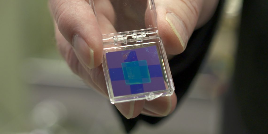 Im Projekt werden Nanomembranen hergestellt, die über den bisherigen Labormaßstab hinausgehen. Um die Membranen zu nutzen, werden eigene Prototyp-Anlagen entwickelt. (Bild: Universität Bielefeld)