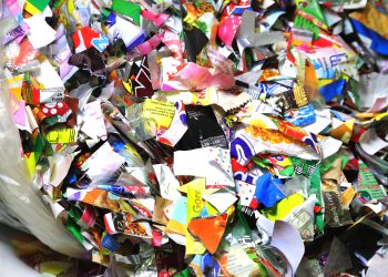 Verpackungen bestehen typischerweise aus Mehrschichtlaminatfolien, wodurch das Recycling zu hochwertigen und reinen Polymeren bislang nicht möglich war. Bild: Fraunhofer IVV