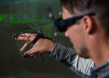 Virtual Reality wird bei Optima nicht nur bei der Planung von Abfüll- und Verpackungsanlagen eingesetzt. Auch Auszubildende und Studierende werden früh mit den neuen Technologien vertraut gemacht. Für Maßnahmen wie diese wurde der Maschinenbauer nun ausgezeichnet. Bild: Optima