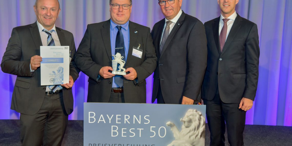 Georg Senftl (Urkunde) und Martin Stadler (Löwe) nahmen den Preis stellvertretend für alle Mitarbeiter entgegen.