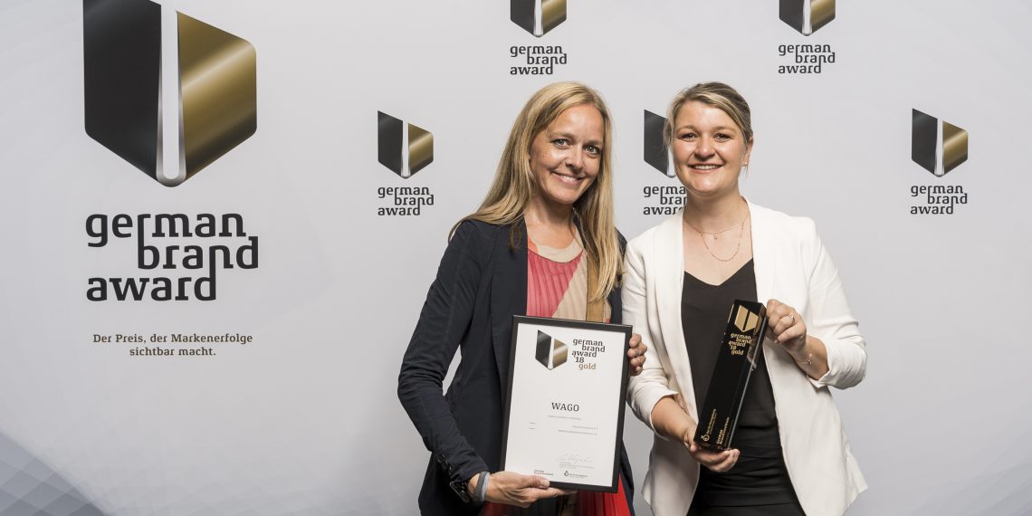 Von links: Martina Seehöfer (Manager Creation, verantwortlich für das Corporate Design) und Sarah Tegeler (Head of Brand Management) bei der Preisverleihung in Berlin.