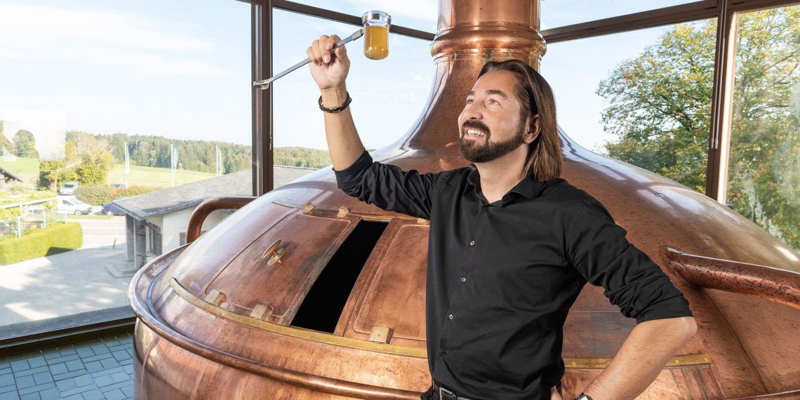 Waldhaus-Chef Dieter Schmid setzt in seiner Brauerei auf Technik von Ystral. (Bild: Ystral)