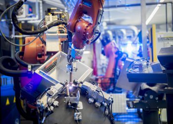 Weidmüller Klippon Services: Schweißen eines mit dem Weidmüller Configurator (WMC) individuell gestalteten Gehäuses.