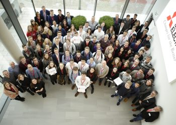 Alle Teilnehmer des changes.Awards 2019 trafen sich in der neuen deutschen Firmenzentrale von Mitsubishi Electric in Ratingen. Bild: Mitsubishi Electric