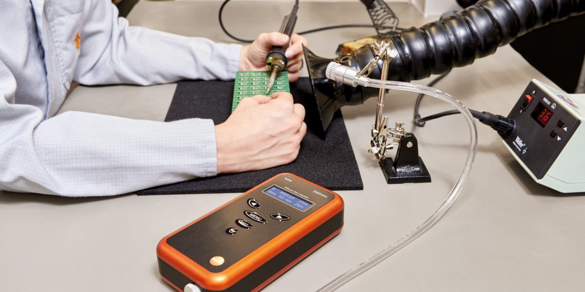 testo DiSCmini bei der Messung der Partikelbelastung. Testo