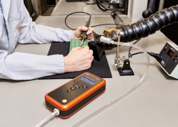 testo DiSCmini bei der Messung der Partikelbelastung. Testo