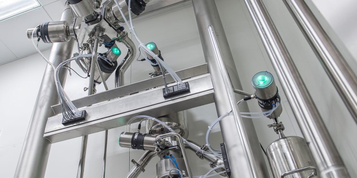 Multiportventile und komplexe, multiportbasierte Verteiler der Robolux-Baureihe sparen rund 40 Prozent Bauraum gegenüber herkömmlichen Ventilverteilern. Bild: Bürkert