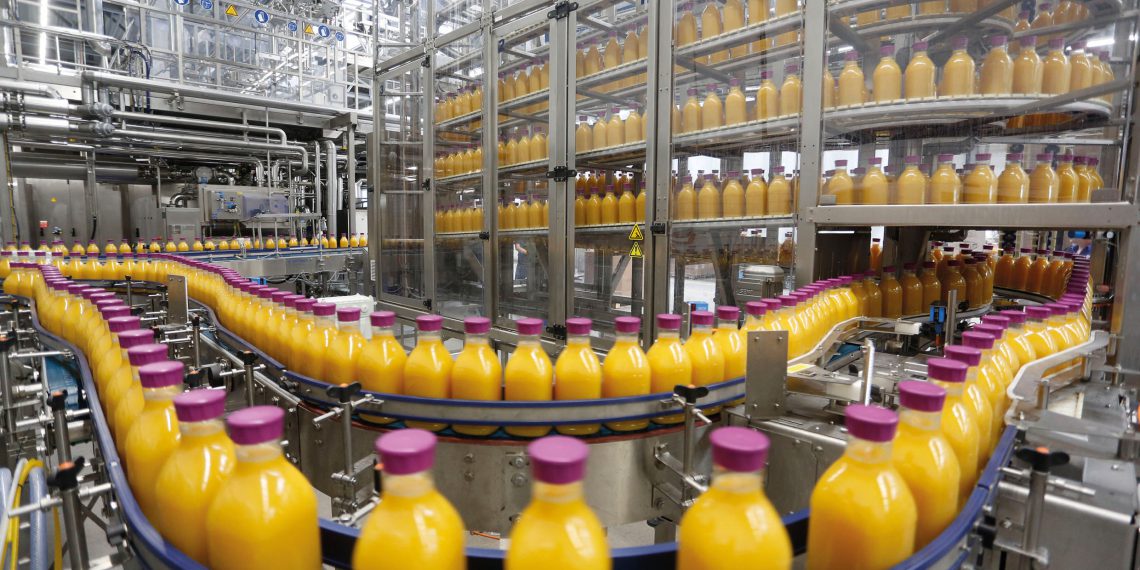 Das Familienunternehmen Gropper produziert an seinem Standort in Stockach Direktsäfte für Handelsunternehmen in ganz Europa. An zwei Abfüllanlagen übernehmen die Servicetechniker von Bürkert die jährliche Wartung der Ventile im Füllbereich. (Bild: Bürkert Fluid Control Systems)