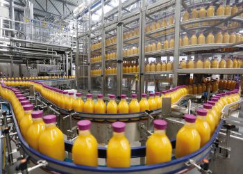 Das Familienunternehmen Gropper produziert an seinem Standort in Stockach Direktsäfte für Handelsunternehmen in ganz Europa. An zwei Abfüllanlagen übernehmen die Servicetechniker von Bürkert die jährliche Wartung der Ventile im Füllbereich. (Bild: Bürkert Fluid Control Systems)