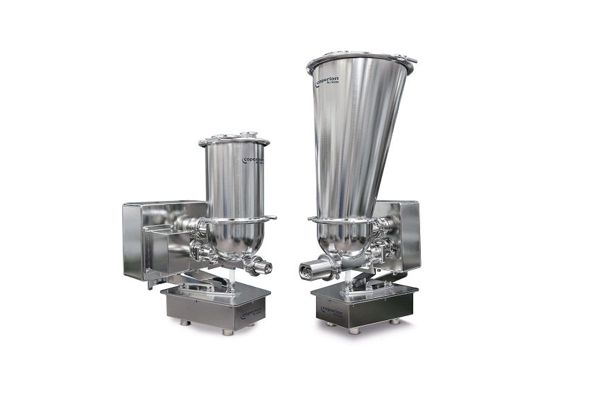 Coperion K-Trons neue QT20 und QT35 Dosierer mit neugestalteter trapezförmiger Bauform der Waage sind optimal abgestimmt auf eine clustermäßige Anordnung einer Gruppe von Dosierern auf minimaler Standfläche.