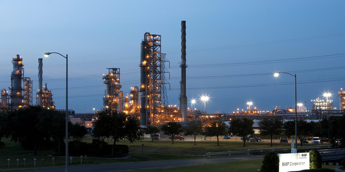 Der Verbundstandort Freeport ist der führende Produzent von Grundchemikalien, Zwischenprodukten und Faserprodukten. Propylen aus dem Steamcracker in Port Arthur wird hier zur Herstellung von Acrylsäure verwendet, einem wichtigen Ausgangsstoff für zahlreiche weitere Produkte. Hier eine Ansicht des Werks in den Morgenstunden.