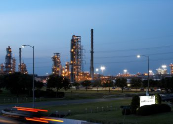 Der Verbundstandort Freeport ist der führende Produzent von Grundchemikalien, Zwischenprodukten und Faserprodukten. Propylen aus dem Steamcracker in Port Arthur wird hier zur Herstellung von Acrylsäure verwendet, einem wichtigen Ausgangsstoff für zahlreiche weitere Produkte. Hier eine Ansicht des Werks in den Morgenstunden.