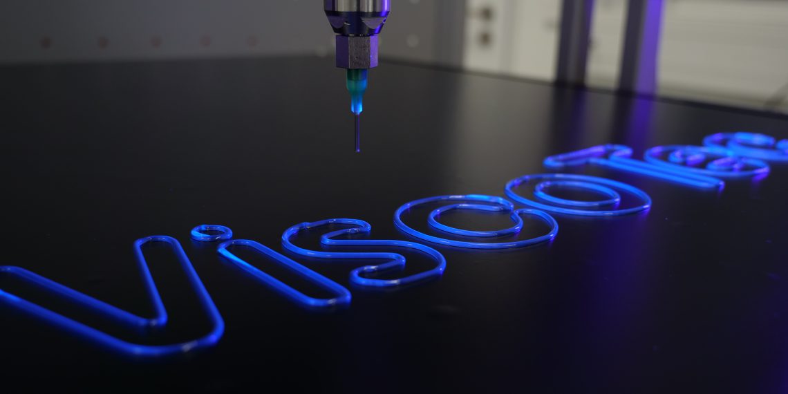 Dosierung von 1K-Acrylatklebstoff von Delo mit ViscoTec Dispenser.