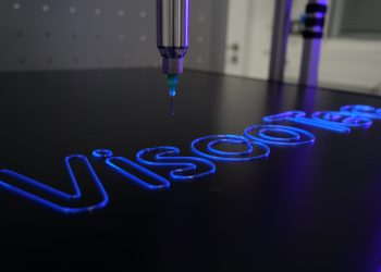 Dosierung von 1K-Acrylatklebstoff von Delo mit ViscoTec Dispenser.