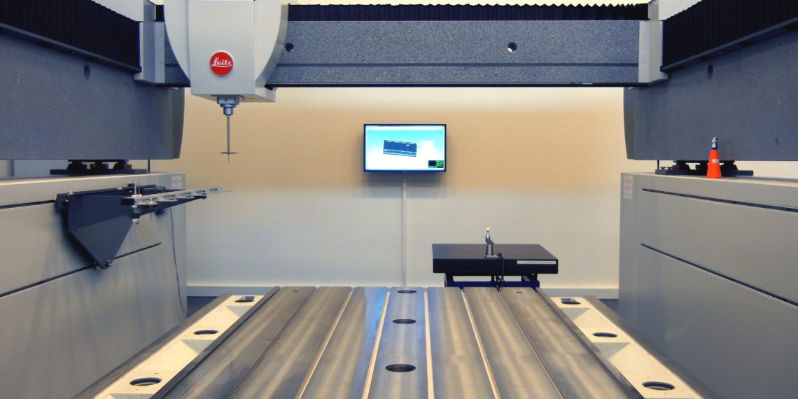 Messmaschine aus Naturhartgestein, Prüfling aus zementgebundenem Nanodur-Beton.