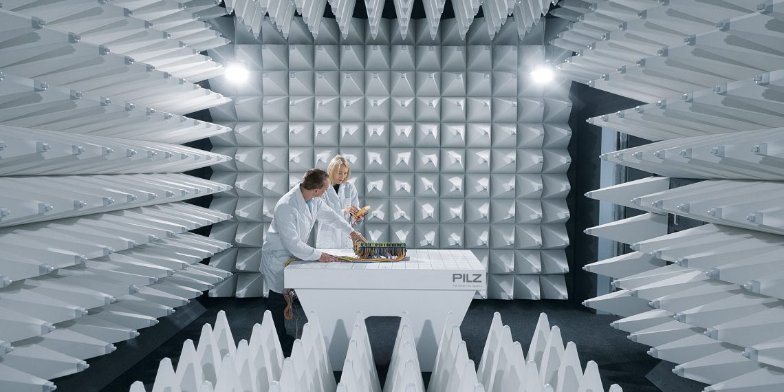 Am Stammsitz Ostfildern baut Pilz seine Forschungs- und Entwicklungsaktivitäten weiter aus. In den neuen Laborbereichen stehen zum Beispiel umfangreiche Test- und Prüfmöglichkeiten zu Verfügung, darunter ein akkreditiertes EMV-Labor für elektromagnetische Verträglichkeit.