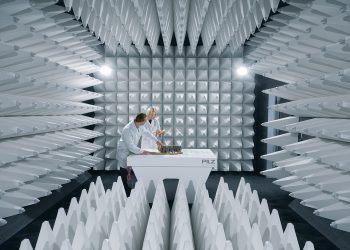 Am Stammsitz Ostfildern baut Pilz seine Forschungs- und Entwicklungsaktivitäten weiter aus. In den neuen Laborbereichen stehen zum Beispiel umfangreiche Test- und Prüfmöglichkeiten zu Verfügung, darunter ein akkreditiertes EMV-Labor für elektromagnetische Verträglichkeit.