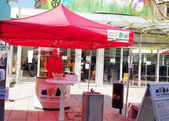 Am Infostand vor der Kamp-Promenade in Osnabrück wurde bereits eine Höcker-Desinfektionssäule aufgestellt. (Bild: Höcker)