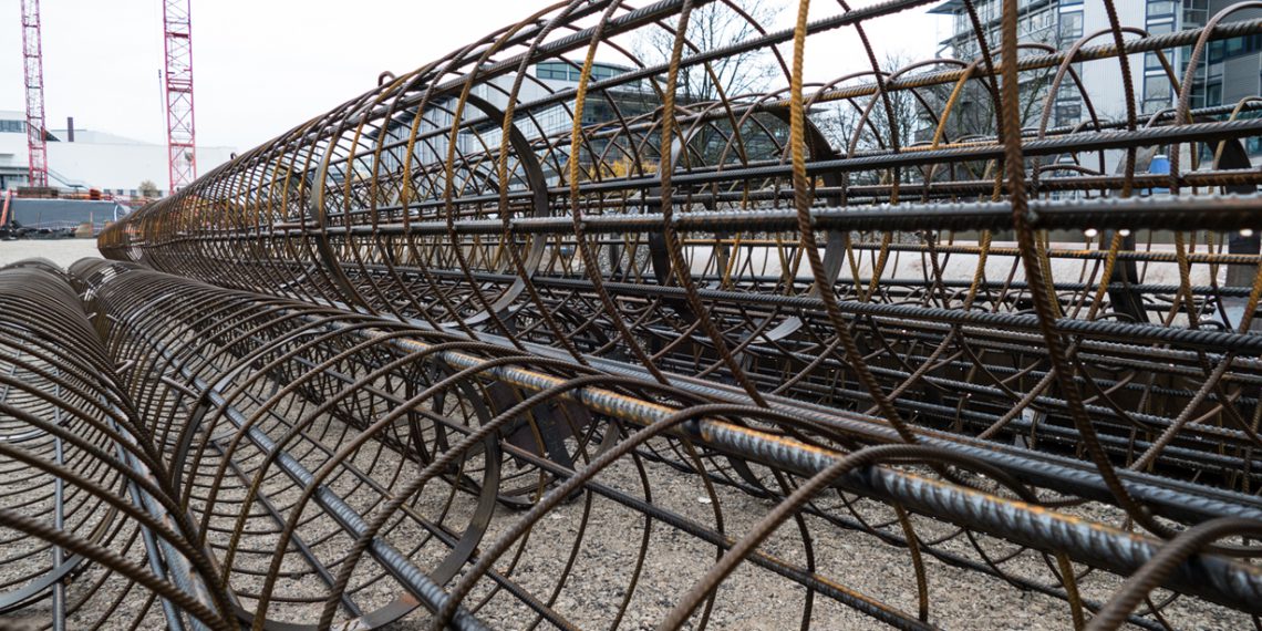 Bis zu zwölf Meter lang sind die Pfähle, die für das neue HERMA Haftmaterialwerk in den Boden eingelassen wurden. Im Bild zu sehen sind die Bewehrungskörbe der Pfähle.