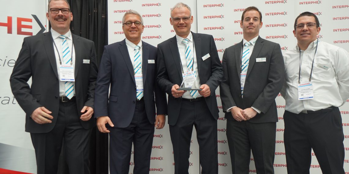 Geschäftsführer Jens Groninger (Mitte) nimmt mit Heiner Dornburg (2.v.l.) und Kollegen den Biotech Innovation Award der INTERPHEX entgegen.