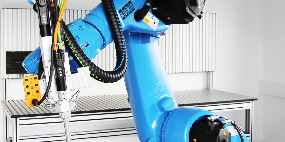 Der Kuka Roboter KR 30 steht ab sofort im ViscoTec Technikum für Dosierversuche zur Verfügung – hier mit einem vipro-DUOMIX 2K Dispenser von ViscoTec für Luft- und Raumfahrtanwendungen.