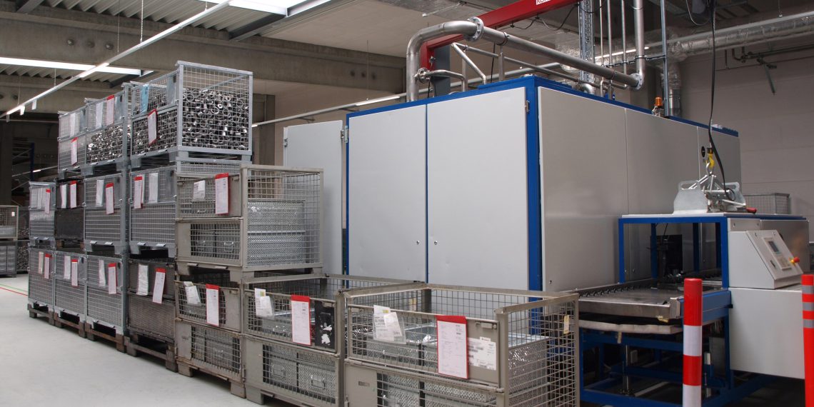 Die neue Anlage ergänzt die bestehende Perchlorethylen-Entfettungsanlage optimal und schafft bis zu 192 Chargen pro Tag. (Bild: Richard Geiss)