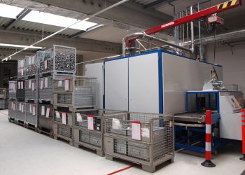 Die neue Anlage ergänzt die bestehende Perchlorethylen-Entfettungsanlage optimal und schafft bis zu 192 Chargen pro Tag. (Bild: Richard Geiss)