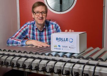 Professor Matthias Nienhaus entwickelt mit seinem Team Förderrollen, die mitdenken und miteinander kommunizieren. Hierzu machen die Forscher die Motoren in jeder einzelnen Rolle zum Sensor.