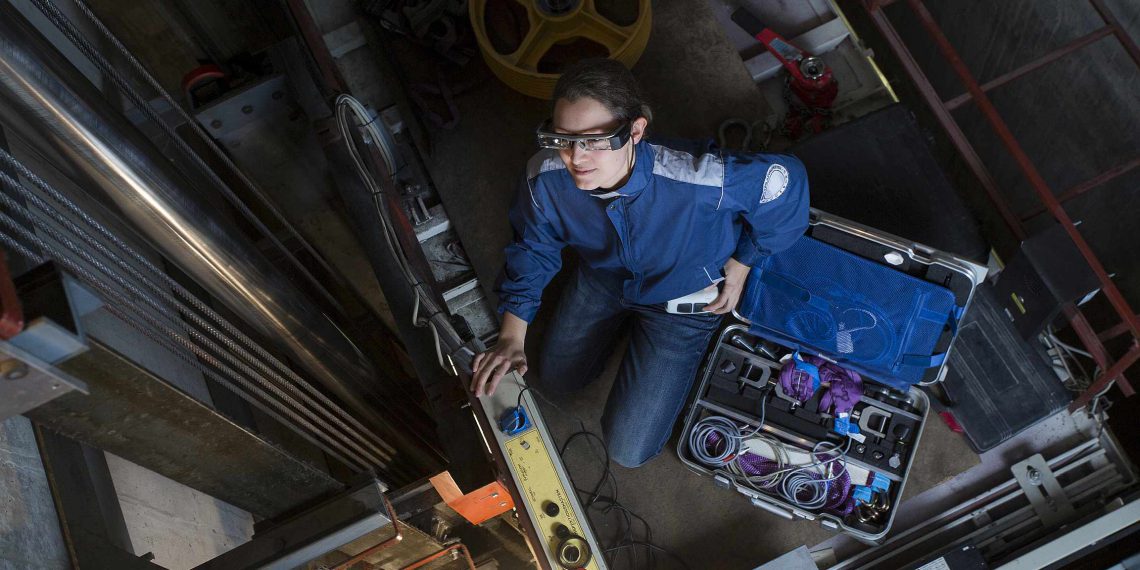 Moderne Augmented-Reality-Anwendungen ermöglichen z.B. mit Mixed-Reality-Brillen direkt vor Ort Zugriff auf aktuelle Zustandsinformationen oder Reparaturanweisungen für Instandhalter oder Techniker.