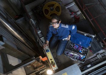 Moderne Augmented-Reality-Anwendungen ermöglichen z.B. mit Mixed-Reality-Brillen direkt vor Ort Zugriff auf aktuelle Zustandsinformationen oder Reparaturanweisungen für Instandhalter oder Techniker.