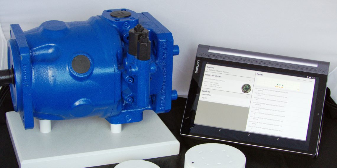 Predictive Maintenance auf der Hannover Messe: Konfigurierte drahtlose Sensorknoten (im Vordergrund) senden Zustandsmeldungen der Axialkolbenpumpe (links) an ein Tablet.