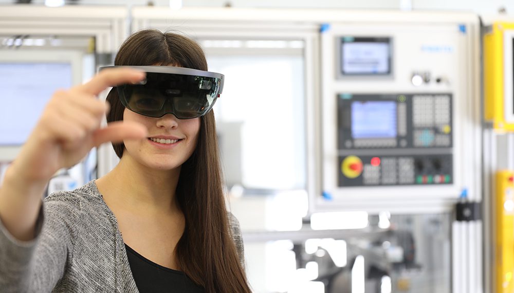 KI hilft dem Menschen, Daten aus unterschiedlichen Quellen zusammenzuführen und nur die relevanten Informationen gefiltert anzuwenden. Dabei kann AR z.B. durch smarte Datenbrillen unterstützen.