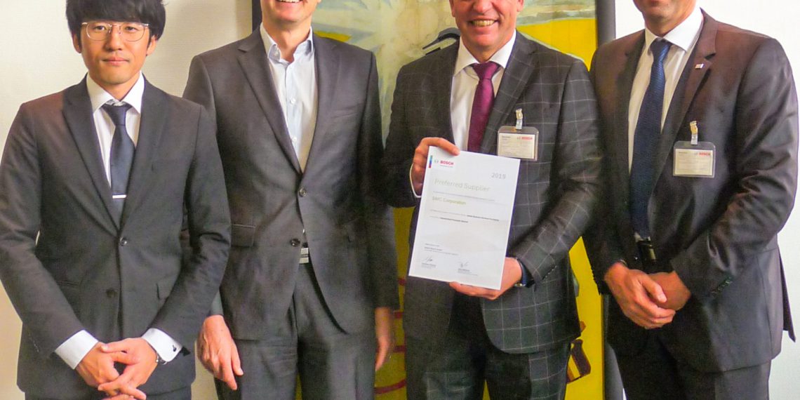 Meilenstein einer erfolgreichen Partnerschaft: Ralf Laber, Managing Director bei SMC, (2. v. r.), und Heiko Merz, Manager Key Account Affiliated Groups bei SMC, (rechts), erhalten den Preferred Supplier-Status der Bosch-Gruppe von Malte Ihlenfeld, Director Corporate Sector Purchasing and Logistics, Maintenance, Repair and Operations bei der Robert Bosch GmbH, (2. v.l .), und Yuji Manome, Manager Global Business Services, (links). (Bild: SMC Deutschland)