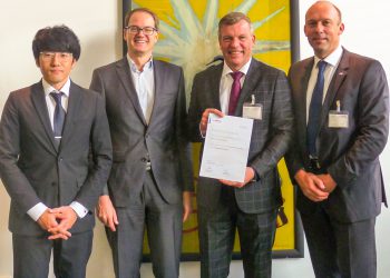 Meilenstein einer erfolgreichen Partnerschaft: Ralf Laber, Managing Director bei SMC, (2. v. r.), und Heiko Merz, Manager Key Account Affiliated Groups bei SMC, (rechts), erhalten den Preferred Supplier-Status der Bosch-Gruppe von Malte Ihlenfeld, Director Corporate Sector Purchasing and Logistics, Maintenance, Repair and Operations bei der Robert Bosch GmbH, (2. v.l .), und Yuji Manome, Manager Global Business Services, (links). (Bild: SMC Deutschland)