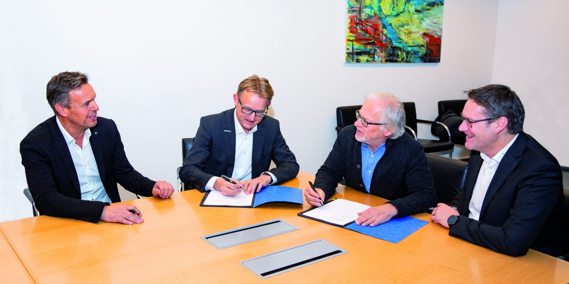 Die Geschäftsführer unterzeichnen den Kooperationsvertrag. Von links nach rechts Norbert Rechner, Managing Director bei pester, Tim Slomp, CTO Uhlmann, Thomas Pester, CEO pester, und Michael Mrachacz, CSO Uhlmann. (Bild: Uhlmann Pac-Systeme/pester pac automation)