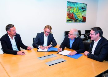 Die Geschäftsführer unterzeichnen den Kooperationsvertrag. Von links nach rechts Norbert Rechner, Managing Director bei pester, Tim Slomp, CTO Uhlmann, Thomas Pester, CEO pester, und Michael Mrachacz, CSO Uhlmann. (Bild: Uhlmann Pac-Systeme/pester pac automation)