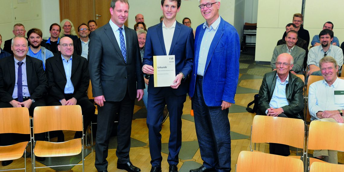 Daniel Sälzer (li.), Mitglied der Geschäftsleitung Pfeiffer Vacuum und Professor Dr. Karlheinz Langanke (re.), Forschungsdirektor von FAIR und GSI, übergeben den Doktorandenpreis an Dr. Kristian König. (Bild: Pfeiffer Vacuum)