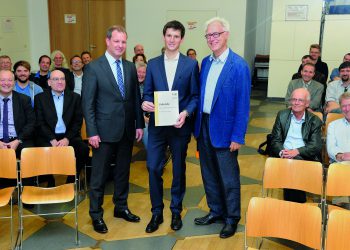 Daniel Sälzer (li.), Mitglied der Geschäftsleitung Pfeiffer Vacuum und Professor Dr. Karlheinz Langanke (re.), Forschungsdirektor von FAIR und GSI, übergeben den Doktorandenpreis an Dr. Kristian König. (Bild: Pfeiffer Vacuum)