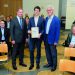 Daniel Sälzer (li.), Mitglied der Geschäftsleitung Pfeiffer Vacuum und Professor Dr. Karlheinz Langanke (re.), Forschungsdirektor von FAIR und GSI, übergeben den Doktorandenpreis an Dr. Kristian König. (Bild: Pfeiffer Vacuum)