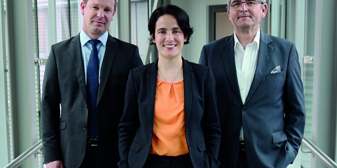 Geschäftsführer bei Pfeiffer Vacuum Daniel Sälzer (l) und Metin Gerceker (r) empfangen diesjährige Röntgenpreisträgerin Privatdozentin Dr. Adriana Pálffy-Buß. (Bild: Pfeiffer Vacuum)