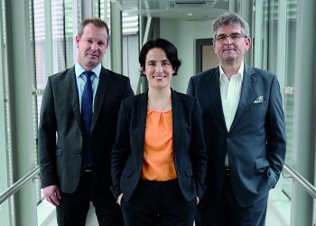 Geschäftsführer bei Pfeiffer Vacuum Daniel Sälzer (l) und Metin Gerceker (r) empfangen diesjährige Röntgenpreisträgerin Privatdozentin Dr. Adriana Pálffy-Buß. (Bild: Pfeiffer Vacuum)