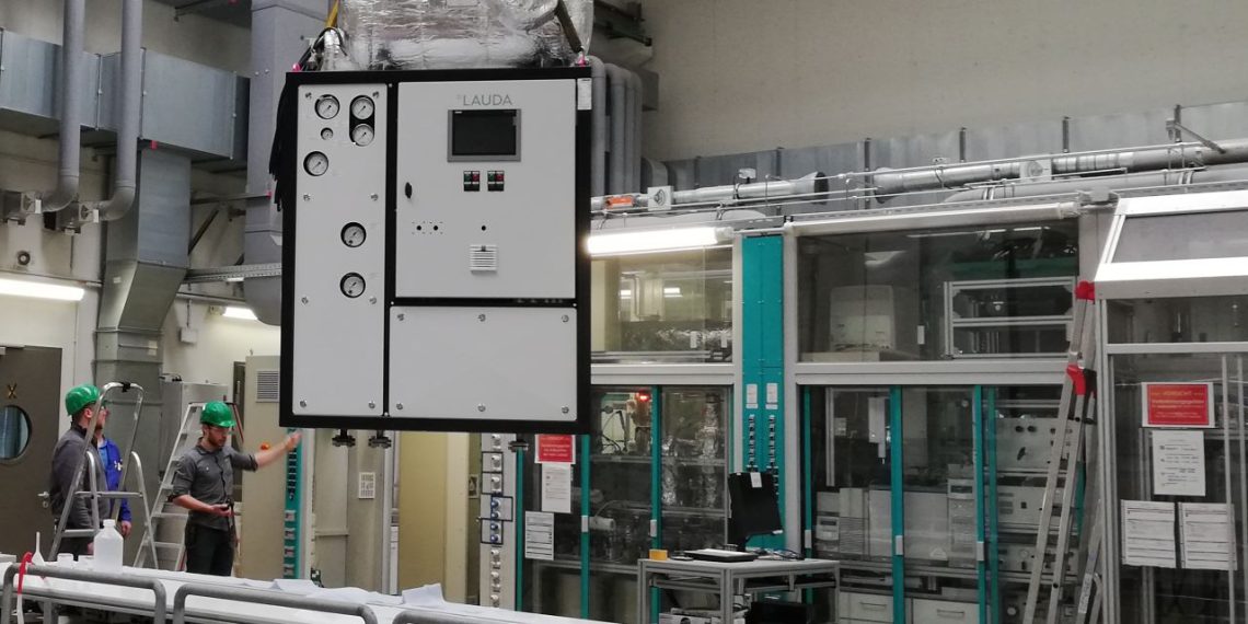 Die Wärmeübertragungsanlage kurz vor der Platzierung in die Einhausung aus Sicherheitsglas am Max-Planck-Institut in Magdeburg. Bild: Max-Planck-Institut / Gabriele Ebel