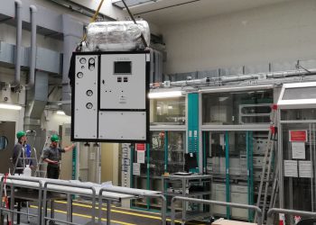 Die Wärmeübertragungsanlage kurz vor der Platzierung in die Einhausung aus Sicherheitsglas am Max-Planck-Institut in Magdeburg. Bild: Max-Planck-Institut / Gabriele Ebel