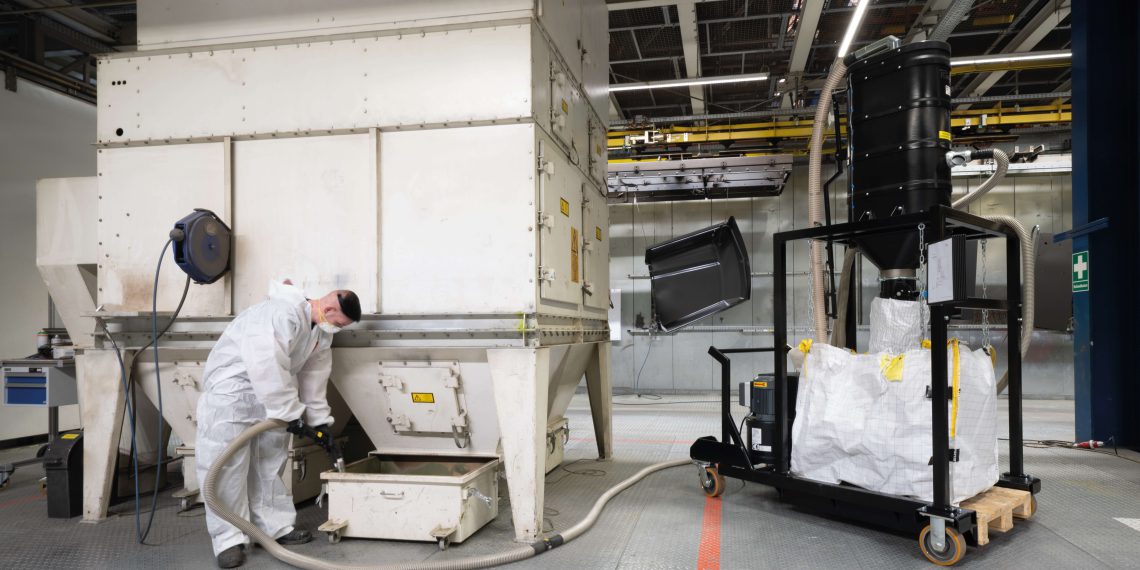 Mit dem maßgeschneiderten Sauger können bis zu 400 kg Pulverlackreste zum Beispiel aus den Sammelbehältern der Beschichtungsanlagen aufgenommen werden. (Bild: Ruwac Industriesauger)